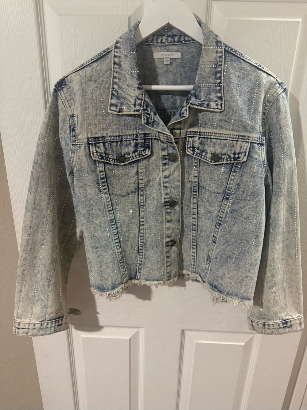 Women’s Light Blue Acid-Wash Crop Denim Jacket w/ Rhinestone Trim! Size: Large!